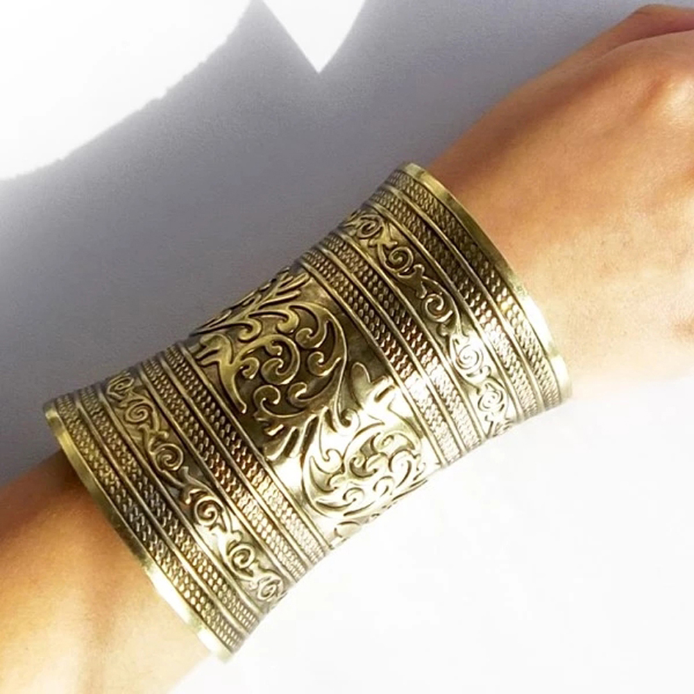 خمر سبيكة واسعة الكفة سوار للن - مراجعة Women Accessories India وسعره