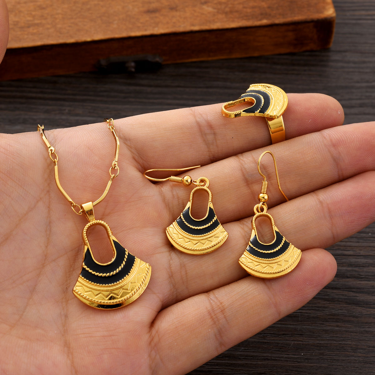 طقم مجوهرات ذهبي اللون من Fash - مراجعة Women Accessories India وسعره