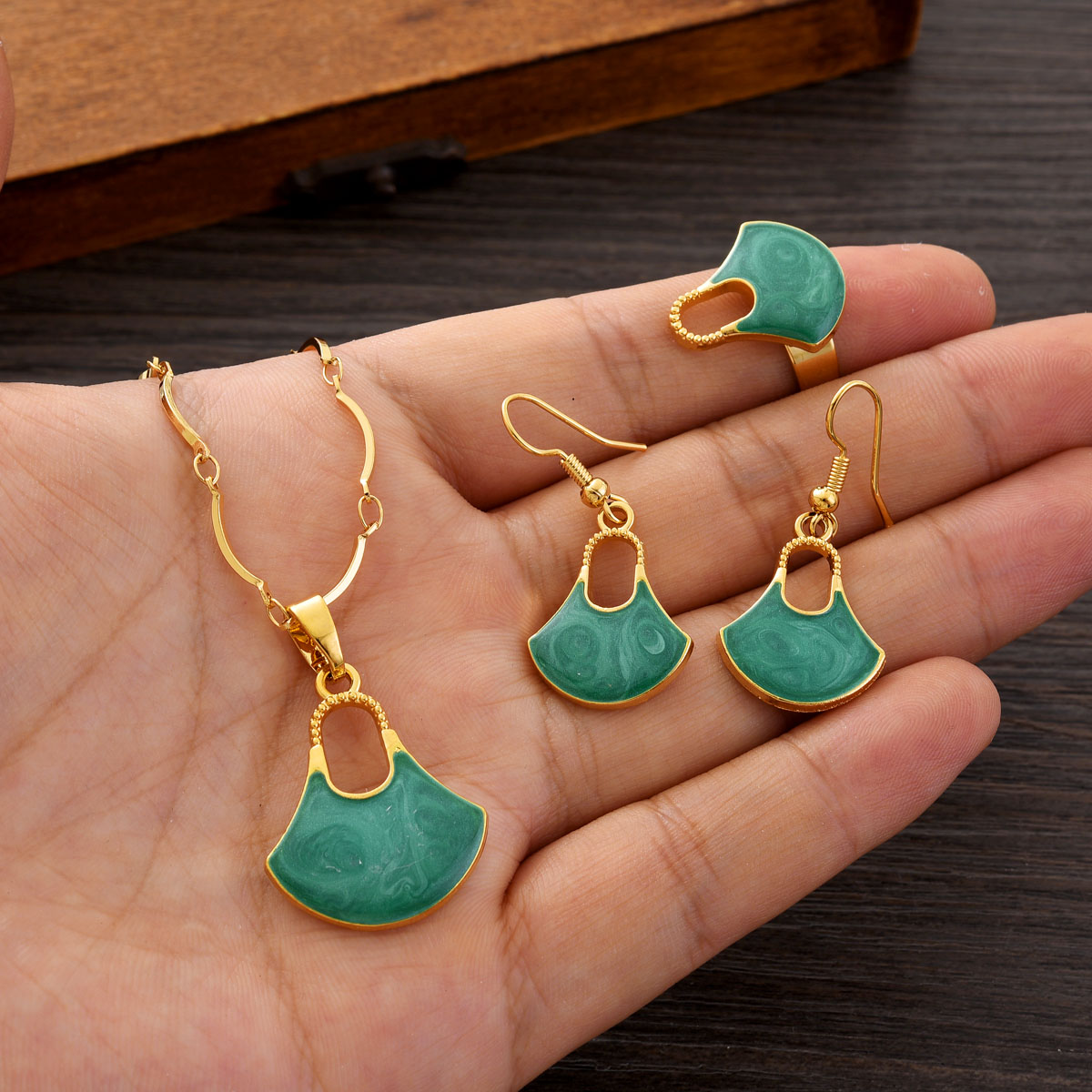 طقم مجوهرات ذهبي اللون من Fash - مراجعة Women Accessories India وسعره