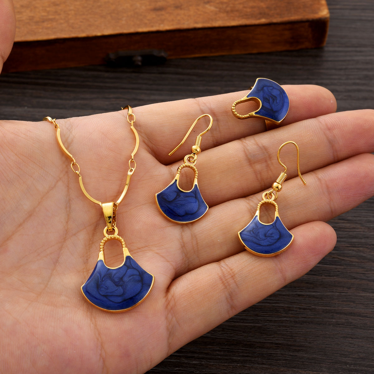 طقم مجوهرات ذهبي اللون من Fash - مراجعة Women Accessories India وسعره