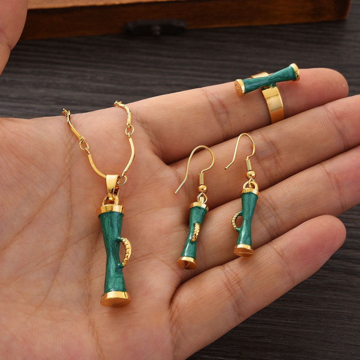 طقم مجوهرات ذهبي اللون من Fash - مراجعة Women Accessories India وسعره